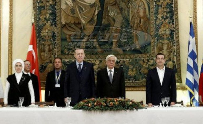 Η ώρα του δείπνου στο Προεδρικό Μέγαρο! Αμήχανα χαμόγελα και “ηλεκτρισμένη” ατμόσφαιρα