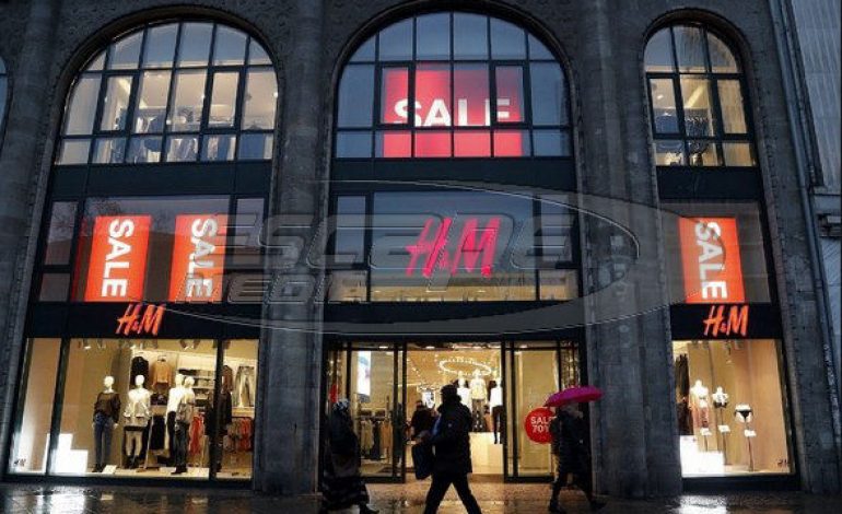 «Κύμα οργής» για διαφήμιση της H&M με μαύρο αγοράκι