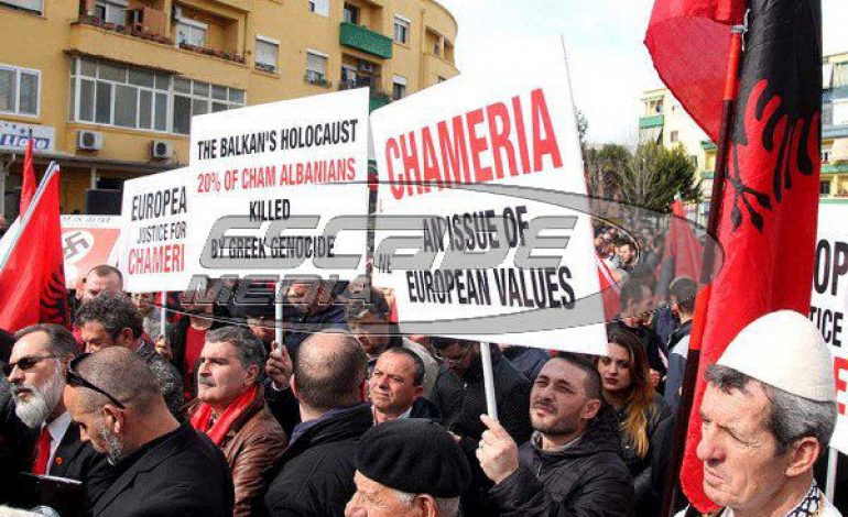 Προκλητική συγκέντρωση Τσάμηδων έξω από την ελληνική πρεσβεία στα Τίρανα
