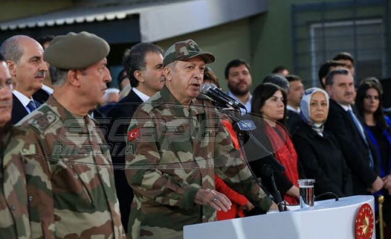 Σε τροχιά σύγκρουσης: Πολεμικές δηλώσεις Ερντογάν και κατά των ΗΠΑ – Ξέθαψε «το τσεκούρι του πολέμου» – Γιατί φόρεσε τη στολή παραλλαγής