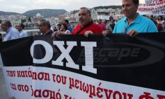 Λέσβος: Όλο το νησί στην συγκέντρωση διαμαρτυρίας - «Πόλεμος» και ανταλλαγή φωτοβολίδων