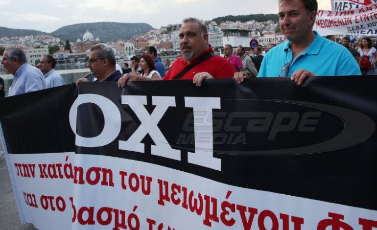 Λέσβος: Όλο το νησί στην συγκέντρωση διαμαρτυρίας – «Πόλεμος» και ανταλλαγή φωτοβολίδων