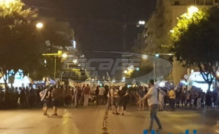 Θεσσαλονίκη: Εκατοντάδες διαδηλωτές μπροστά από τα γραφεία του ΣΥΡΙΖΑ – Συμπλοκές με κουκουλοφόρους
