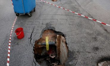 Απίστευτες εικόνες: Άνοιξαν οι δρόμοι στο κέντρο της Αθήνας - Σχηματίστηκαν τρύπες από την καθίζηση