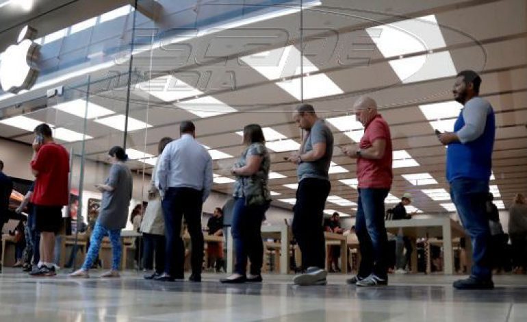 Ρώσος ψυχολόγος προτρέπει: Οσοι περιμένουν στην ουρά για ένα iPhone, να πάνε στον γιατρό