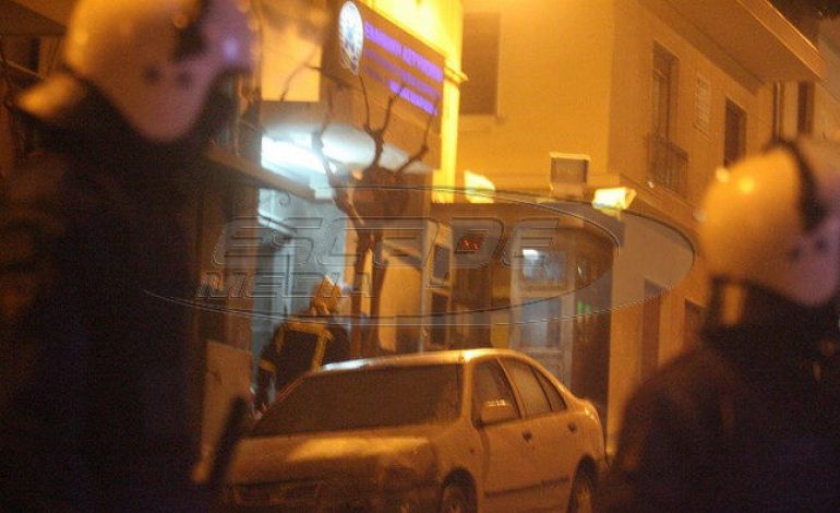 Επίθεση με μολότοφ από 50 άτομα στο ΑΤ Ομόνοιας – Στο νοσοκομείο αστυνομικοί