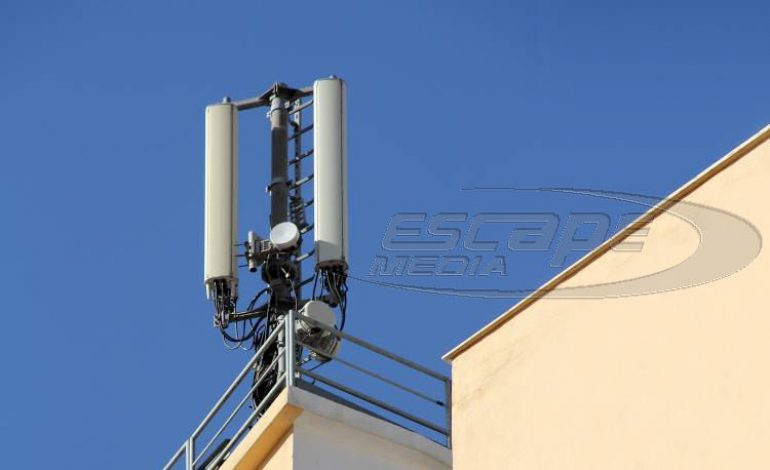 Μπαίνουν ταμπέλες σε κτίρια και πολυκατοικίες που έχουν κεραίες κινητής τηλεφωνίας