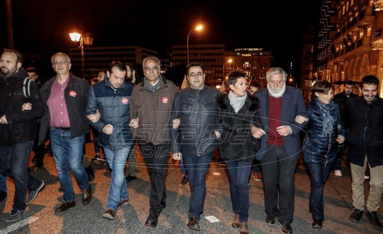 Προπηλάκισαν στελέχη του ΣΥΡΙΖΑ στην πορεία έξω από την αμερικανική πρεσβεία – Ανάμεσά τους Παππάς, Σκουρλέτης, Βίτσας