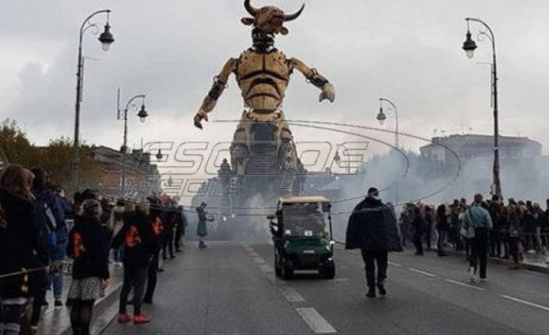 Γιατί ένας γιγάντιος ρομποτικός Μινώταυρος βγήκε «βόλτα» στους δρόμους της Τουλούζης -video-