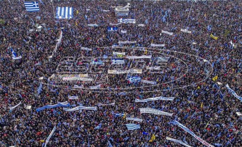 Μαζικές κινητοποιήσεις έξω από τη Βουλή: «Οι Έλληνες δεν παραχωρούμε το ιερό όνομα της Μακεδονίας» – Συλλαλητήριο στις 20 Ιανουαρίου στο Σύνταγμα