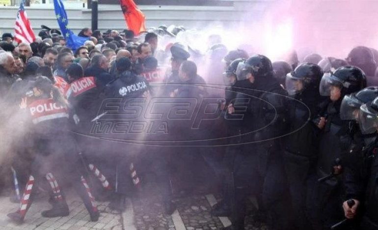 Ο Ράμα βγάζει το Στρατό στους δρόμους των Τιράνων – Ακροβολίζονται πάνοπλοι στρατιώτες – Καζάνι που βράζει η Αλβανία