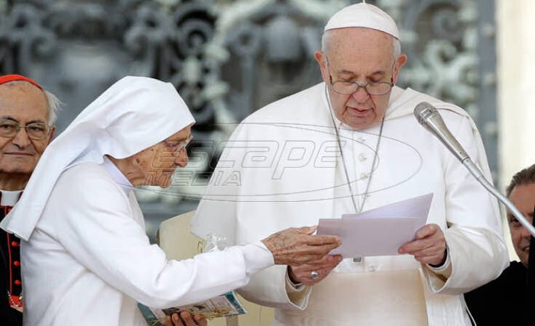 Λύθηκε το μυστήριο: Γι` αυτό ο Πάπας τραβούσε το χέρι του όταν οι πιστοί προσπαθούσαν να το φιλήσουν