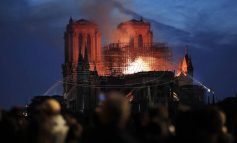 Παναγία των Παρισίων: Παραδομένο στις φλόγες το επιβλητικό μνημείο της παγκόσμιας πολιτιστικής κληρονομιάς