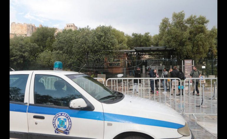 Κεραυνός έπεσε στην Ακρόπολη – Τέσσερις τραυματίες