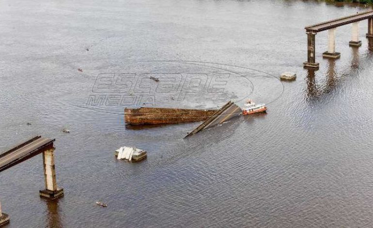 Βραζιλία: Πλοίο γκρέμισε γέφυρα ρίχνοντας οχήματα στο νερό