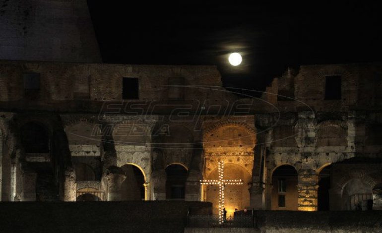 Η Μεγάλη Παρασκευή των Καθολικών και η «ροζ» πανσέληνος στον νυχτερινό ουρανό!