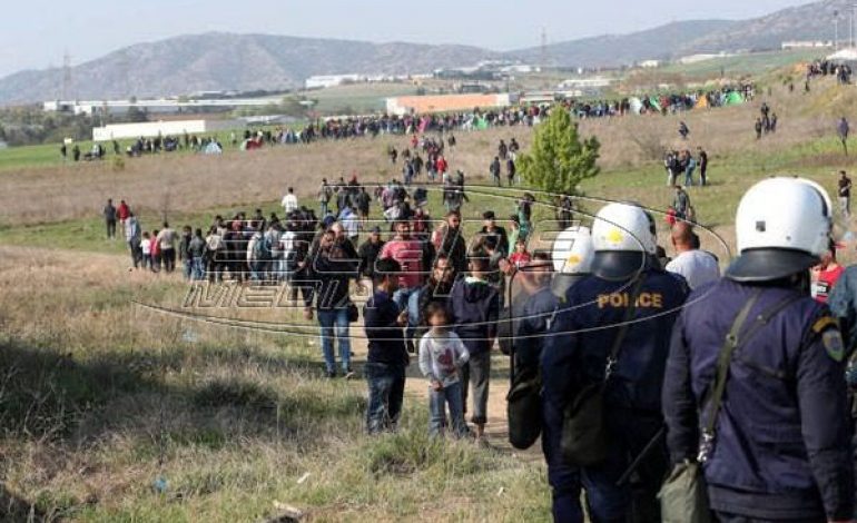 «Καραβάνι» εκατοντάδων προσφύγων στα Διαβατά και ένταση με τα ΜΑΤ