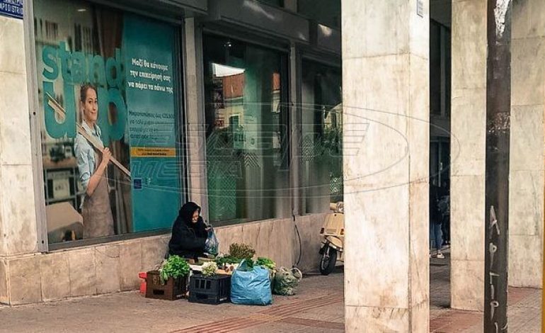 Λαμία: Πουλάει χόρτα για να βρει παρηγοριά – Η συγκλονιστική ιστορία της γιαγιάς Μαρίας