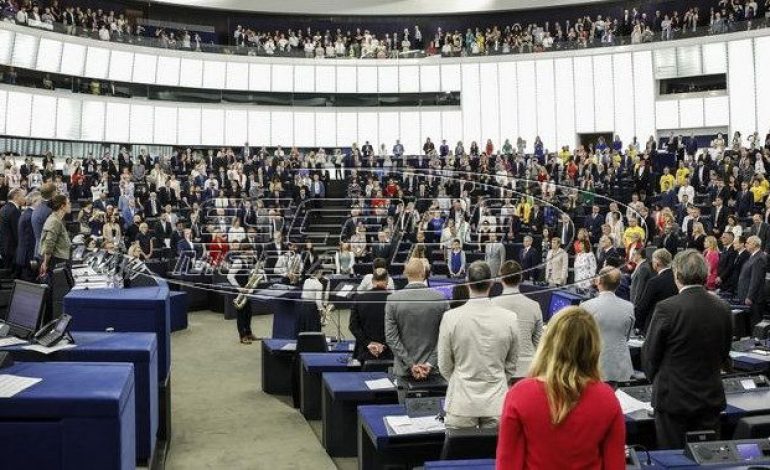 Ασέβεια Βρετανών ευρωβουλευτών: Γύρισαν την πλάτη τους στον ευρωπαϊκό ύμνο