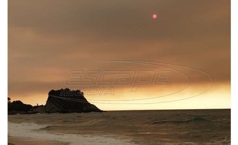 Φωτιά στα παράλια της Τουρκίας σκοτεινιάζει τον ουρανό στη Σάμο