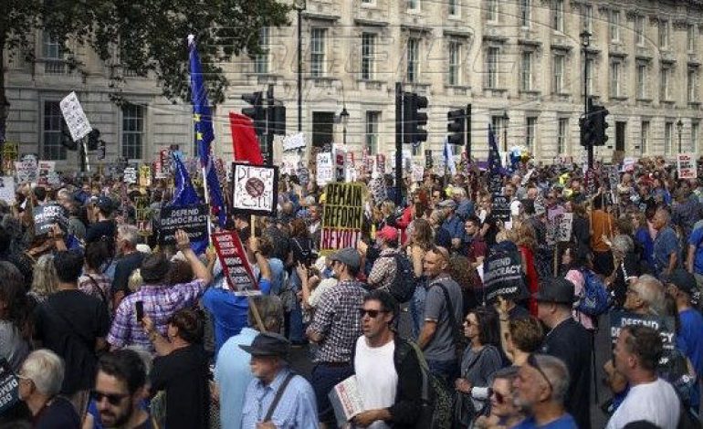 Βρετανία: Χιλιάδες συμμετείχαν στις διαδηλώσεις κατά του "πραξικοπήματος" του Τζόνσον