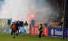 Φωτοβολίδα χτύπησε τερματοφύλακα και τον ξάπλωσε (video)
