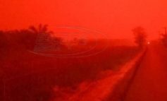 Γιατί ο ουρανός στην Ινδονησία έγινε κόκκινος;