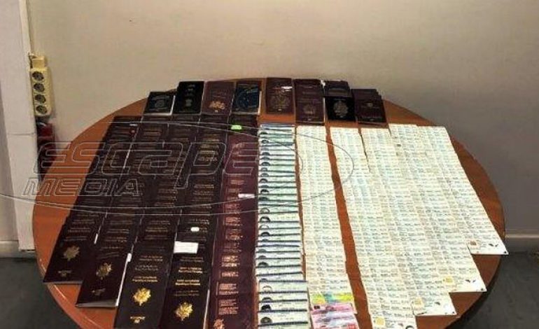 Συνελήφθη στο αεροδρόμιο με μία βαλίτσα γεμάτη κλεμμένα διαβατήρια