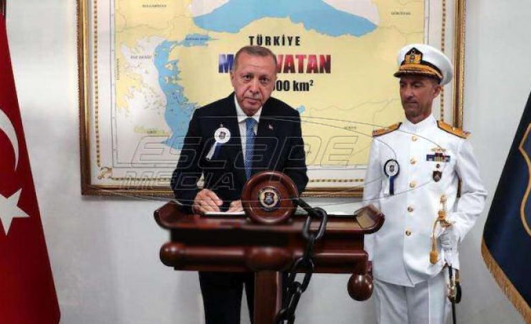 Πρόκληση: Ο Ερντογάν μπροστά σε χάρτη “ζητώντας” το μισό Αιγαίο