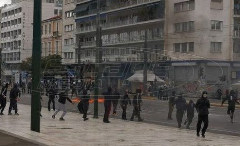 Μαθητικό συλλαλητήριο: Ένταση στο κέντρο της Αθήνας – Μολότοφ, πέτρες και χημικά
