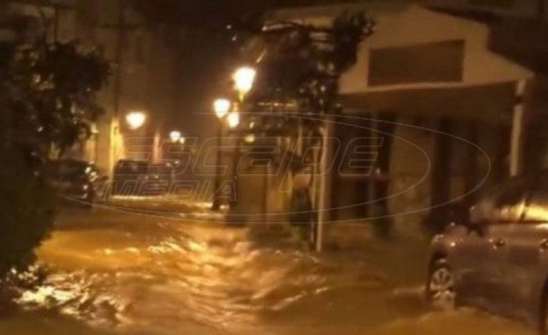 Σκιάθος: Χείμαρροι στα στενά από την έντονη καταιγίδα -Πλημμύρισαν καταστήματα και σπίτια