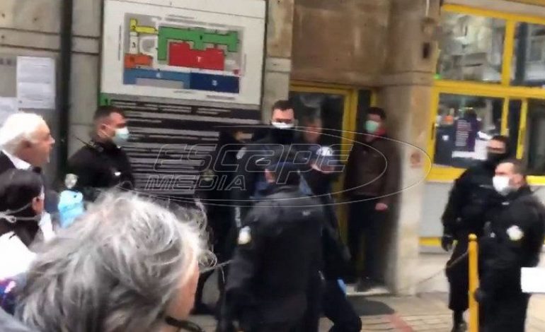 «Ευαγγελισμός»: Αστυνομικοί προσπάθησαν να διαλύσουν συγκέντρωση εργαζομένων και… αποδοκιμάστηκαν