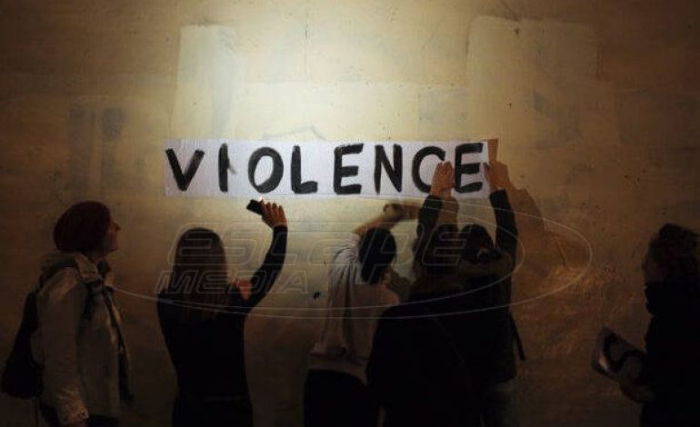 Οι γυναίκες καταγγέλλουν συνθηματικά την ενδοοικογενειακή βία στα φαρμακεία