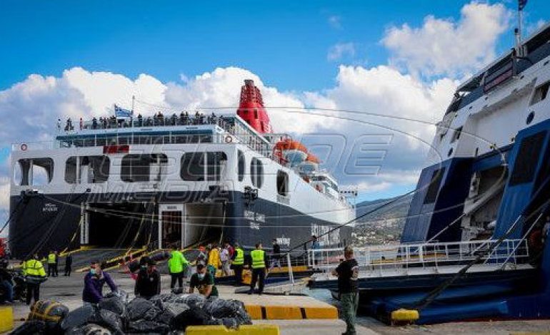 Στον Πειραιά 142 μετανάστες από τη Μυτιλήνη – «Στάχτη στα μάτια» λέει ο Μουτζούρης