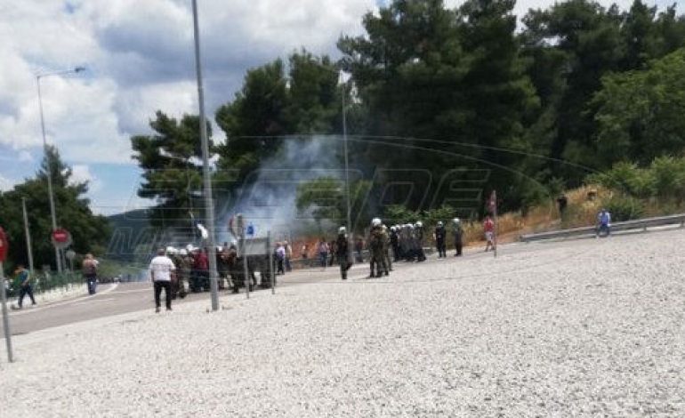 Μαλακάσα – Χημικά σε κατοίκους που διαμαρτύρονται για τους μετανάστες