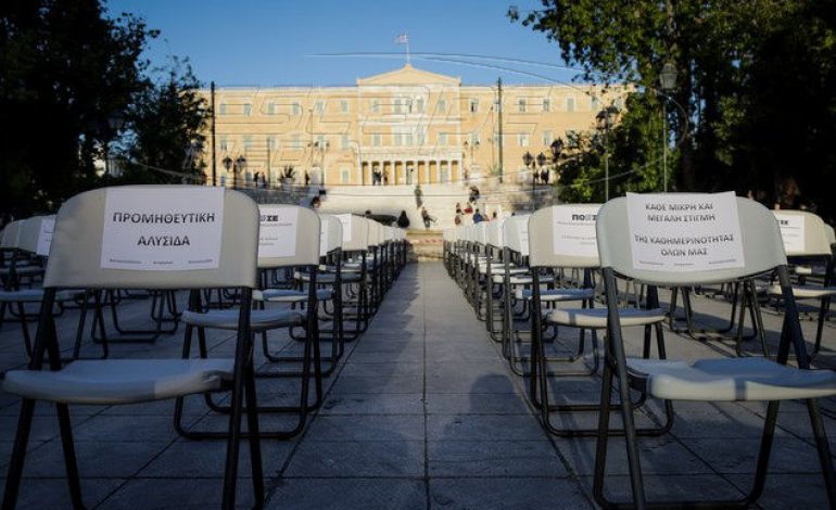 «Empty Chairs»: Η πλατεία Συντάγματος γέμισε με άδειες καρέκλες