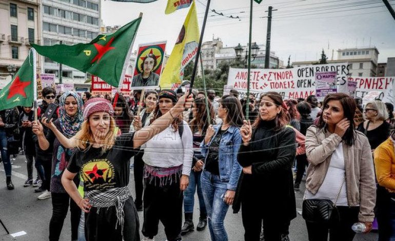 Πλήθος κόσμου στην πορεία για την Παγκόσμια Ημέρα της Γυναίκας