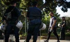 Κλείνουν πλατείες για να μη συγκεντρώνεται κόσμος, αλλά ανοίγουν τα σχολεία!