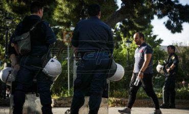 Κλείνουν πλατείες για να μη συγκεντρώνεται κόσμος, αλλά ανοίγουν τα σχολεία!