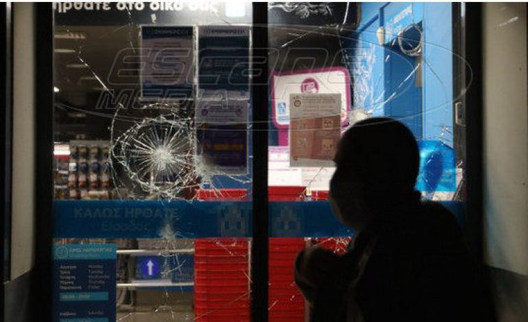 Νέα νύχτα επεισοδίων στην Κυψέλη: Αντιεξουσιαστές έσπασαν βιτρίνες και πέταξαν μολότοφ σε αστυνομικούς