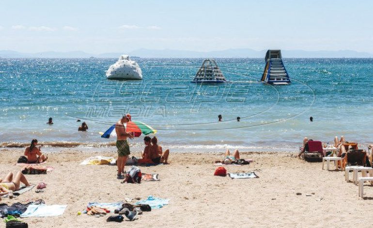 Αυτοψία στις παραλίες της Αττικής: Πλήθος κόσμου αναζητά ανάσες δροσιάς εν μέσω καύσωνα