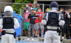 Γερμανία: Σκηνές βίας ανάμεσα σε αστυνομικούς και κατοίκους συγκροτήματος σε καραντίνα