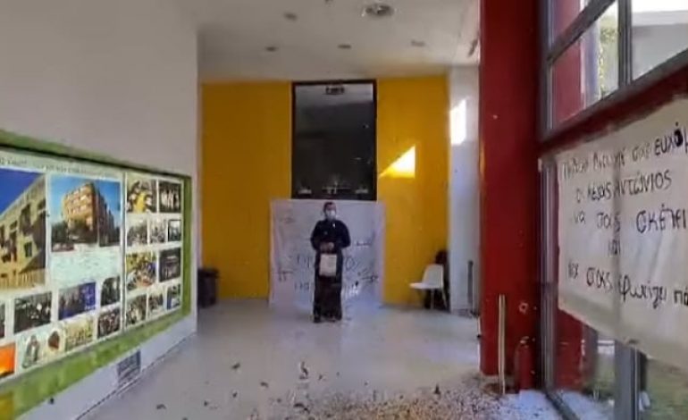Ευχές καρδιάς στον Πατέρα Αντώνιο από τα παιδιά του
