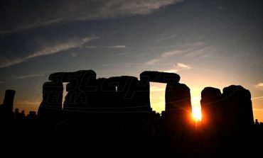 Βρετανία: Πάνω από 8 χιλιάδες άνθρωποι συγκεντρώθηκαν στο Στόουνχεντζ για να γιορτάσουν το χειμερινό ηλιοστάσιο